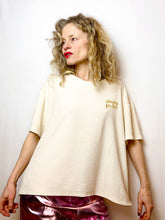 Load image into Gallery viewer, Tee-Shirt en éponge STARVING FOR LOVE Crème Brodé Or