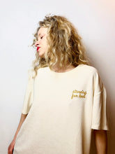 Load image into Gallery viewer, Tee-Shirt en éponge STARVING FOR LOVE Crème Brodé Or