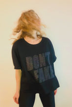 Charger et lire la vidéo dans la visionneuse de la Galerie, Tee-Shirt Oversized DON’T FAKE Noir pailleté