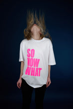 Load image into Gallery viewer, ICONIQUE - Tee-Shirt SO NOW WHAT Rose Fluo