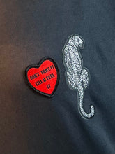 Load image into Gallery viewer, Tee-Shirt Orné d&#39;un patch Panthère et d&#39;un patch Coeur DON&#39;T FAKE IT TILL U FEEL IT
