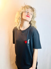 Load image into Gallery viewer, Tee-Shirt Orné d&#39;un patch Panthère et d&#39;un patch Coeur DON&#39;T FAKE IT TILL U FEEL IT
