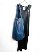 Charger l&#39;image dans la galerie, Grand Tote Bag en jean Patchs Panthère + Coeur DON&#39;T FAKE IT TILL...
