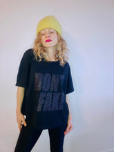 Load image into Gallery viewer, Tee-Shirt Oversized DON’T FAKE Noir pailleté
