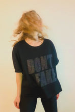 Load and play video in Gallery viewer, Tee-Shirt Oversized DON’T FAKE Noir pailleté
